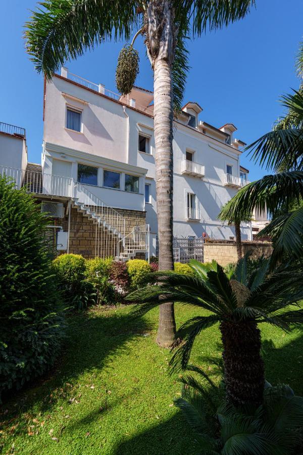 Mary'S Guest House Вико Екуензе Екстериор снимка