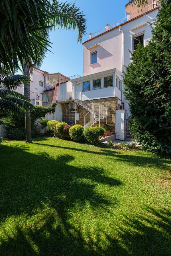 Mary'S Guest House Вико Екуензе Екстериор снимка
